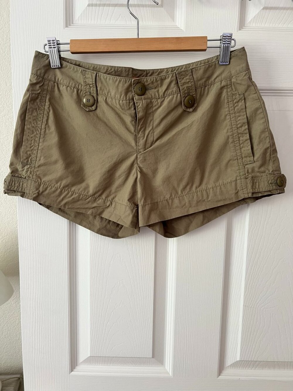 BCBGeneration Wendy Shorts Women's 6 Khaki Cotton Utility Safari Low Rise